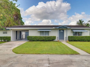 2 Mi to Lake Okeechobee: Waterfront Home w/ Deck!