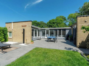 Bungalow in Sint Maartenszee Near Beach