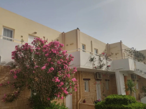Chrisanna Apartments & Studios