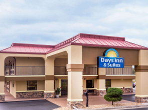 Days Inn & Suites by Wyndham Warner Robins Near Robins AFB