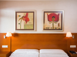 Отель Las Palmeras Affiliated by FERGUS 