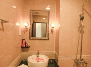 Den Long Do Hotel & Restaurant