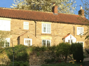 Cottage Sleeps3-fireplace-balcony-garden-mountain