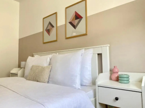 Wanderlust Home Cream, Rasnov Apt for 4, Wifi and Free Parking