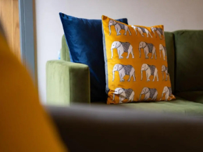 Spacious - Contemporary 2BR Apartment - Central Ambleside - Parking