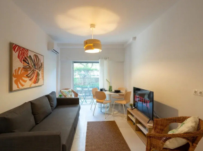 Renovated 2-bedroom Apt Near the Athenian Coast