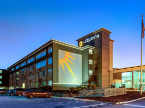 La Quinta Inn & Suites by Wyndham Clifton/Rutherford