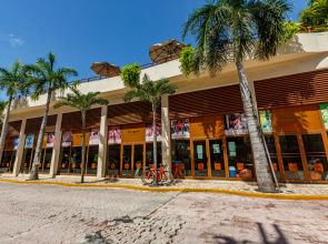 El Taj Oceanfront & Beachside Condo Hotel