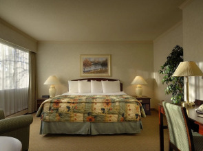 Royal Scot Hotel & Suites