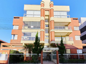 1075 Apartamento localizado a 100 metros da praia com 02 dormitórios e ampla sacada na praia do centro de Bombinhas