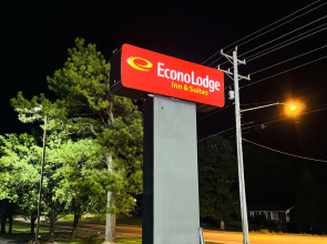 Econo Lodge Inn & Suites