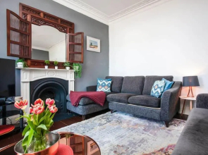 Large House, sleeps 10 with incredible sea views
