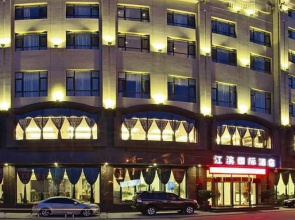 Dandong Jiangbin International Hotel (Yalu River Broken Bridge Scenic Spot Railway Station Branch)