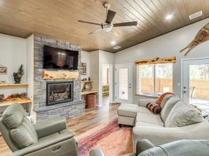 Hot Tub & Outdoor Living: Relaxing Show Low Cabin