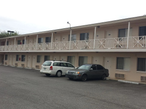 Airport Motor Inn Lounge/Package Store