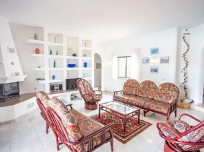 Joana Stunning Villa IS A 10 MIN Walk TO THE BEA