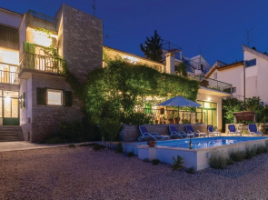 Amazing Home in Makarska With Wifi and 6 Bedrooms