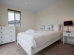 Superb Luxe 5BR House@point Cook Near Lake