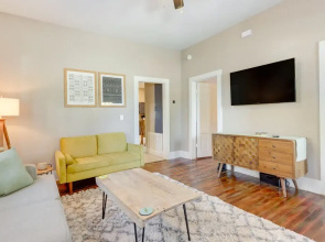 Fayetteville Home: 1 Mi to University of Arkansas!