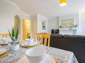 Lovely 2 Bed Apartment with Parking