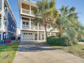 Breezy Kure Beach Home - Walk to Pier & Ocean!
