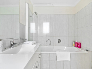 Stylish and Spacious Launceston Villa + Free Wifi