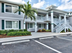 Catina Vacation Rental: Bright 2-BR Condo with Lake Views. Located in Lely Resort with Pool, Hot Tub, and Golf Access. Ideal for Golfers and Beachgoers, Minutes from Naples and Marco Island
