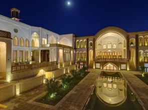 Manouchehri Traditional House And Hotel