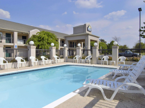 Days Inn & Suites by Wyndham Fort Valley