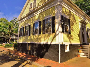 Languedoc Inn & 3 Hussey St Guest House