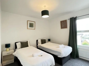 Remarkable 2-bed House in Rochester