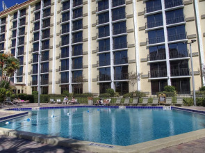 Rosen Inn, closest to Universal