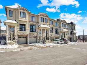 Stylish Mississauga Lower Unit BBQ Yard Paradise