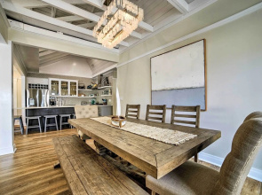 Charming Renovated Avalon Townhome, Walk to Beach!