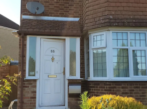 Stylish 3 bed house with Garden Free Parking