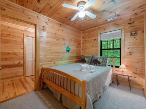 Elliotts Hideaway Adorable Cabin Fire pit hot tub Deck pet Friendly Wifi