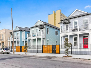 Modern 4 BR Condo with Balcony & Pool - Near FQ