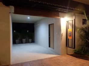 Leona Hotel