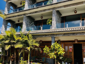 Shuanglang Guanhai Guesthouse(大理双廊山筑多肉花园客栈)
