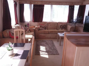 Cozy Camber Caravan 3 Bedroom Retreat With Decking