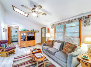 On-site Lake & Pool Access: Cabin in Newland!