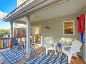 Well-equipped Emerald Isle Townhome: Pets Welcome!
