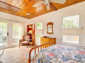 Pet-friendly Garden Studio in Woodland Heights!