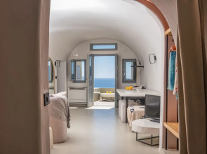 SantorOia Luxury Suites