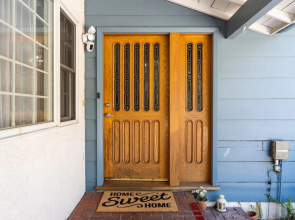 BEAUTIFUL 4-BEDROOM BURBANK HOME WITH SWIMMING POOL!  (p12)