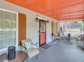 Updated Farmhouse w/ Yard, 10 Mi to Dtwn Atlanta