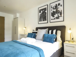 Tudors - Canal Side - Twin beds