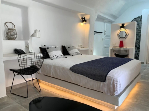 Timedrops Santorini Kallisti Villa Courtyard Suite