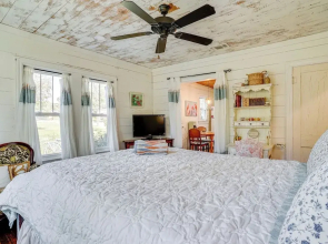 4 Mi to Dinosaur Valley: Rustic Glen Rose Cottage!