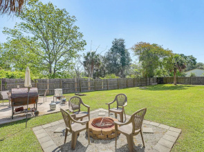 Spacious Charleston Home: Only 3 Mi to Folly Beach